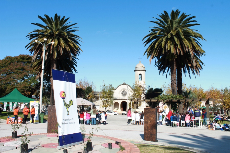 Vista de la plaza Lázaro Cabrera durante la feria