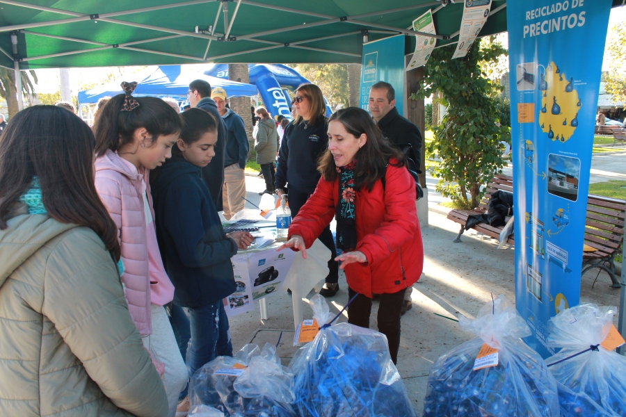 Funcionarios de Correo Uruguayo explican la operativa de reciclado