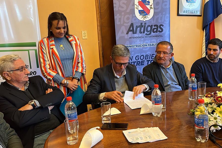 Presidente de Correo Uruguayo firma el acuerdo