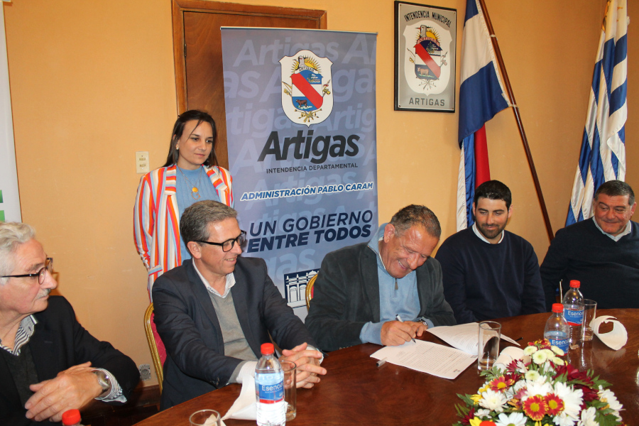 Intendente de Artigas firma el acuerdo