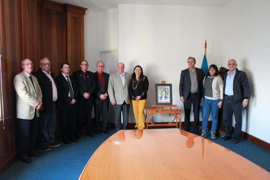 Autoridades de Correo Uruguayo junto a la Sra. Maryam Bonpland