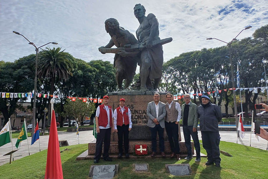 Integrantes de Sociedad Tiro Suizo y autoridades presentes en el acto