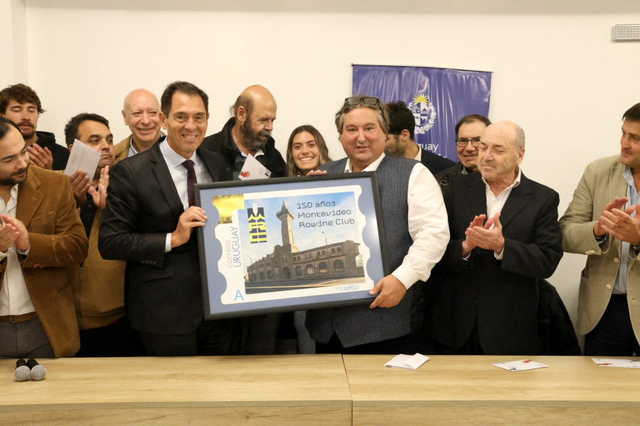 Presidente de Correo Uruguayo y Presidente del Montevideo Rowing Club exhiben la reproducción del sello personalizado