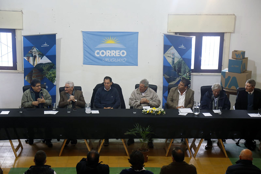 Autoridades de Correo Uruguayo, Intendencia de Maldonado y Municipio de Garzón y José Ignacio