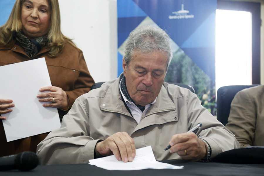 Intendente de Maldonado firma el convenio para la instalación del Centro de Cercanía