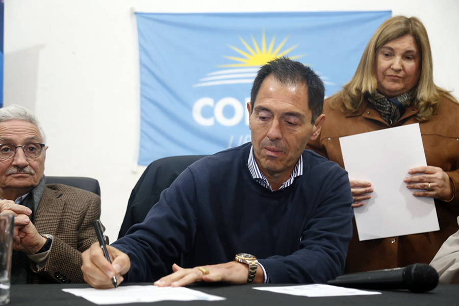 Presidente de Correo Uruguayo firma el convenio para la instalación del Centro de Cercanía