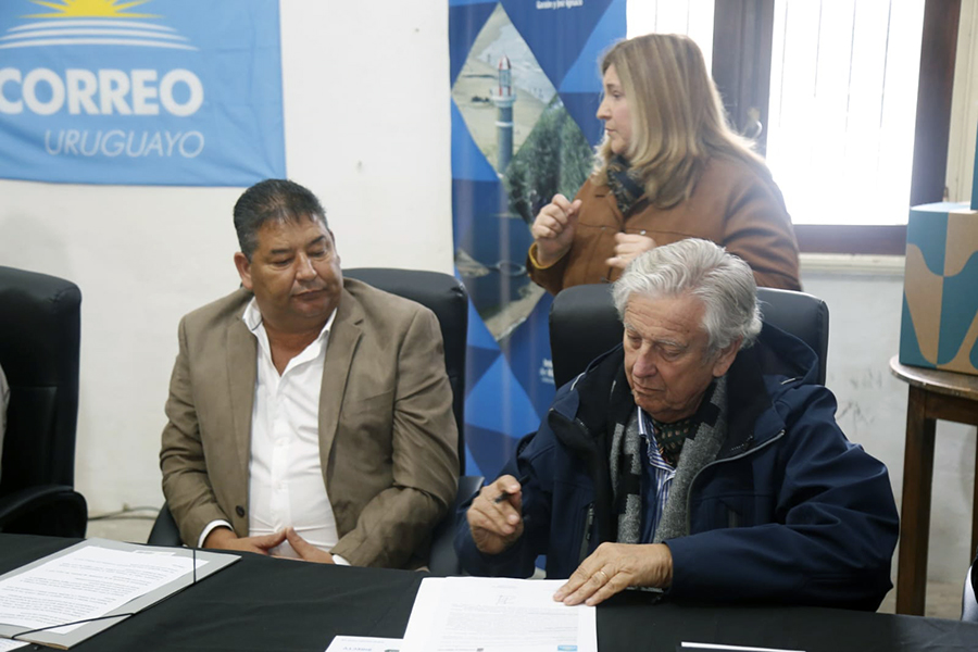 Secretario General de la Intendencia de Maldonado firma el convenio para la instalación del Centro de Cercanía