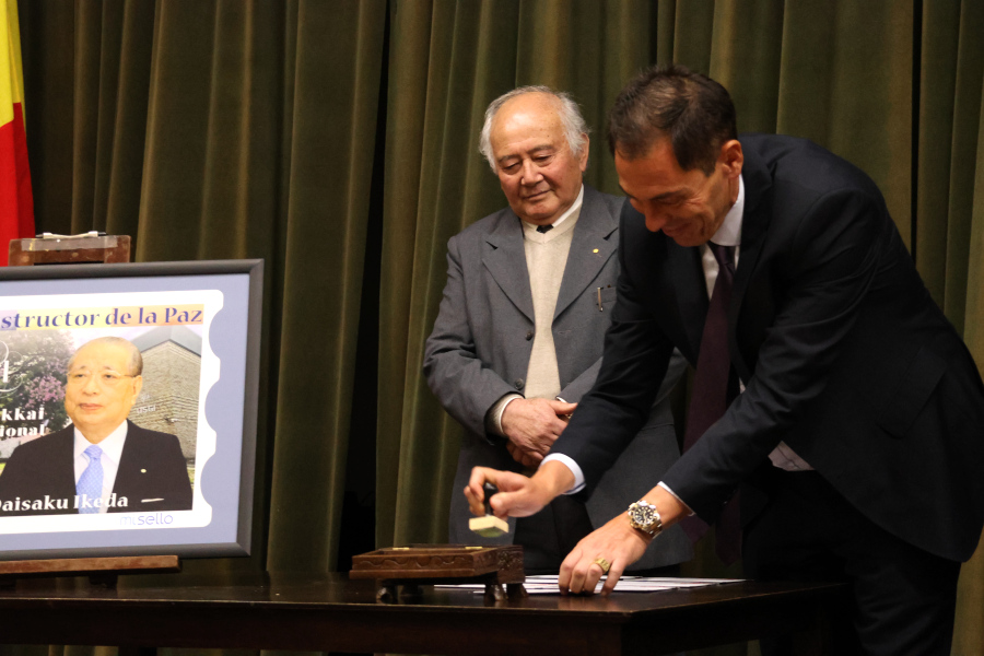 Presidente de Correo Uruguayo participa de la ceremonia de matasellado