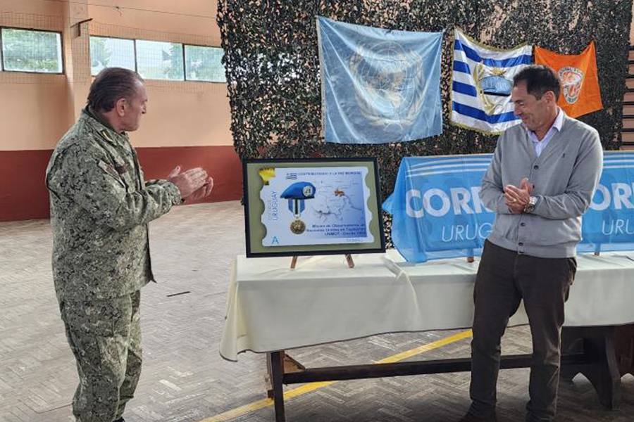 Presidente de Correo Uruguayo descubre un sello personalizado junto a representante de AVOPU