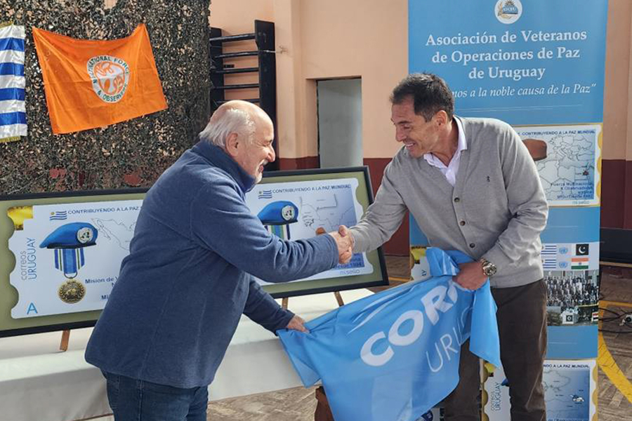 Presidente de Correo Uruguayo descubre un sello personalizado junto a representante de AVOPU