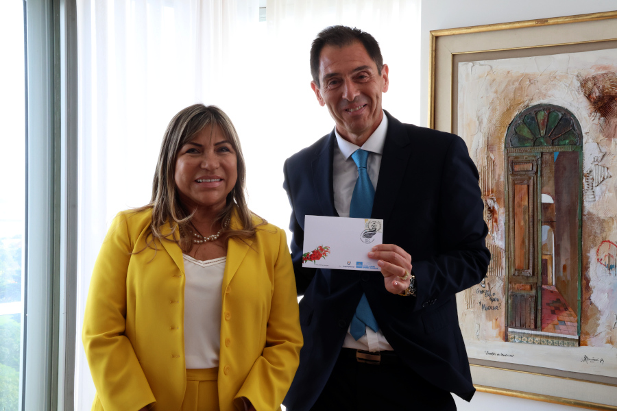 Presidente de Correo Uruguayo y Presidenta saliente de ADA