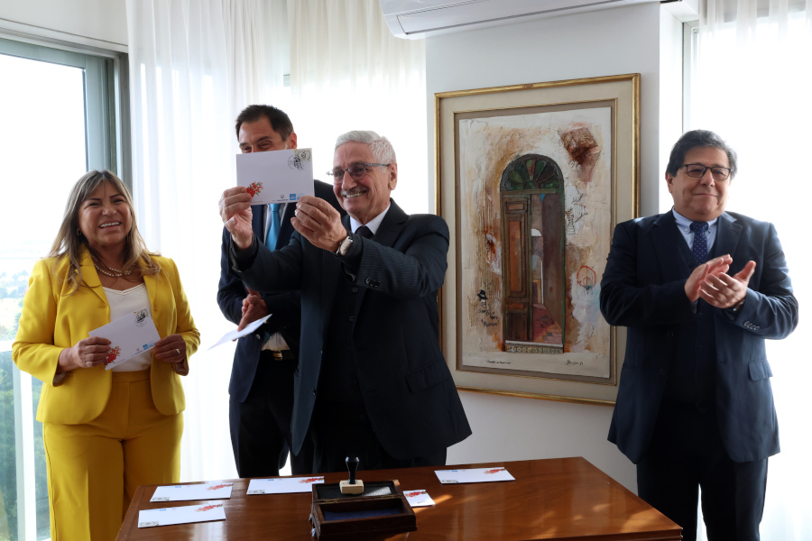 Vicepresidente de Correo Uruguayo realiza el matasellado