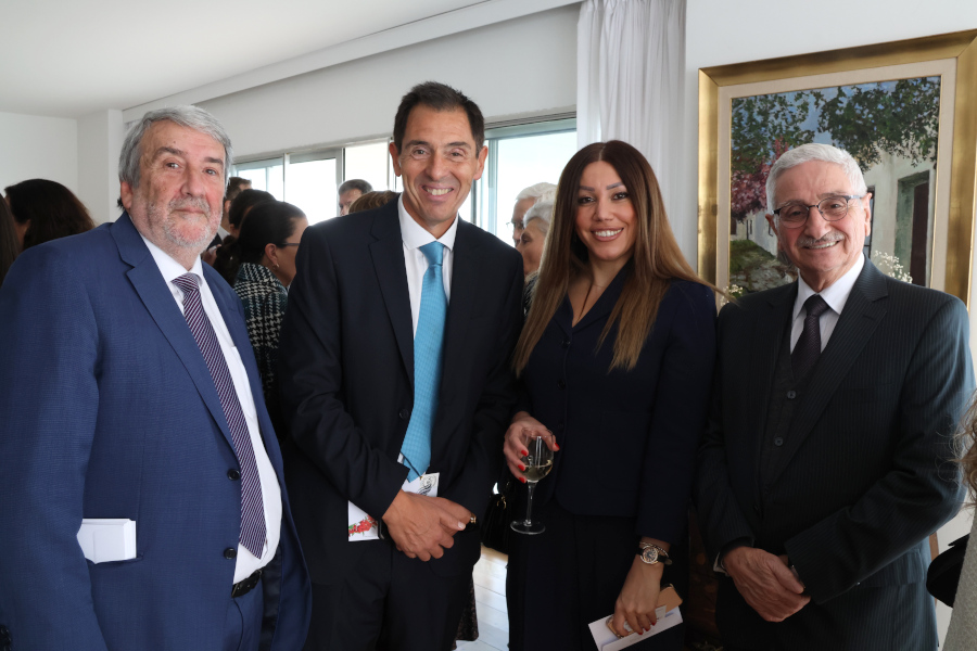 Autoridades de Correo Uruguayo junto a integrantes de ADA
