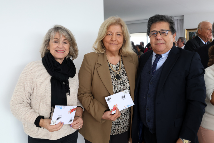 Autoridades de Correo Uruguayo junto a integrantes de ADA