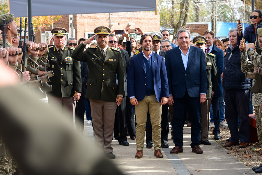 Presidente de la República junto al Ministro de Defensa y autoridades militares