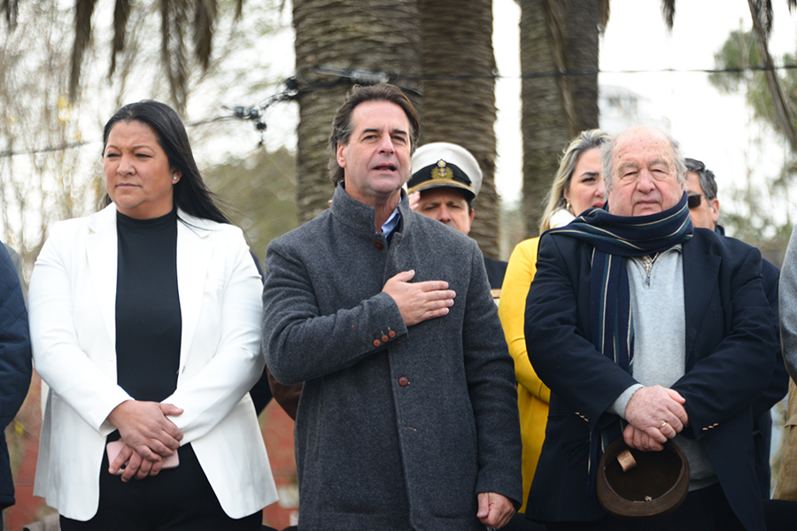 Presidente de la República junto a autoridades