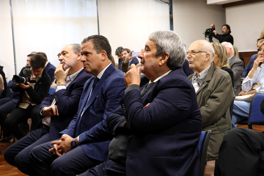 Autoridades y público presente en la sala