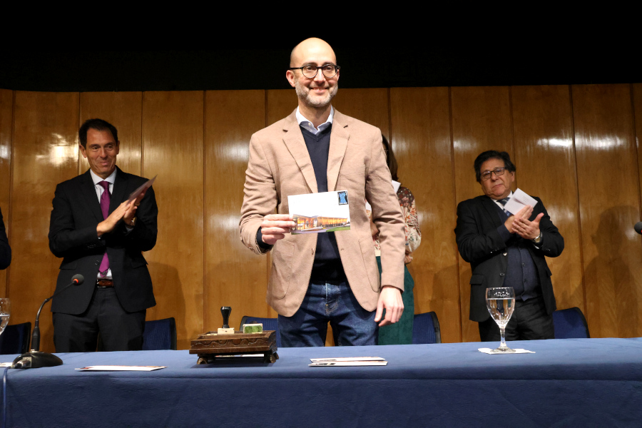 El Arq. Leonardo Noguez en representación del MACA mataselló el sobre primer día de emisión