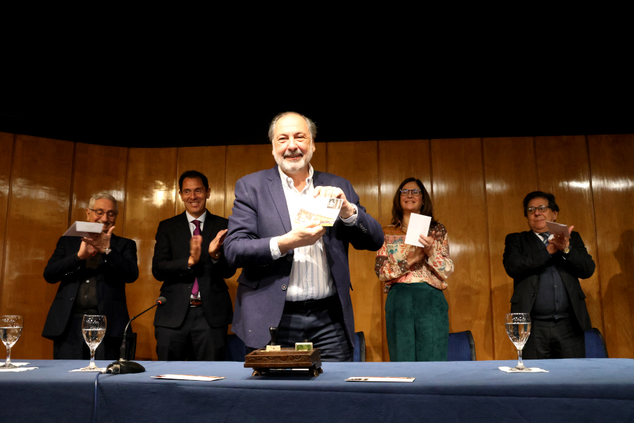 Senador Jorge Gandini participó de la ceremonia de matasellado