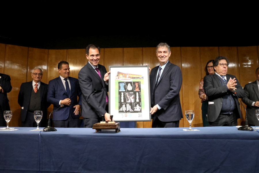 Presidente de Correo Uruguayo y Presidente de la FUF exhiben la reproducción de la hoja filatélica