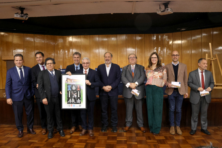 Autoridades que participaron del lanzamiento exhiben la reproducción de la hoja filatélica