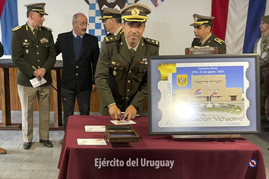 Autoridades militares participaron de la ceremonia de matasellado