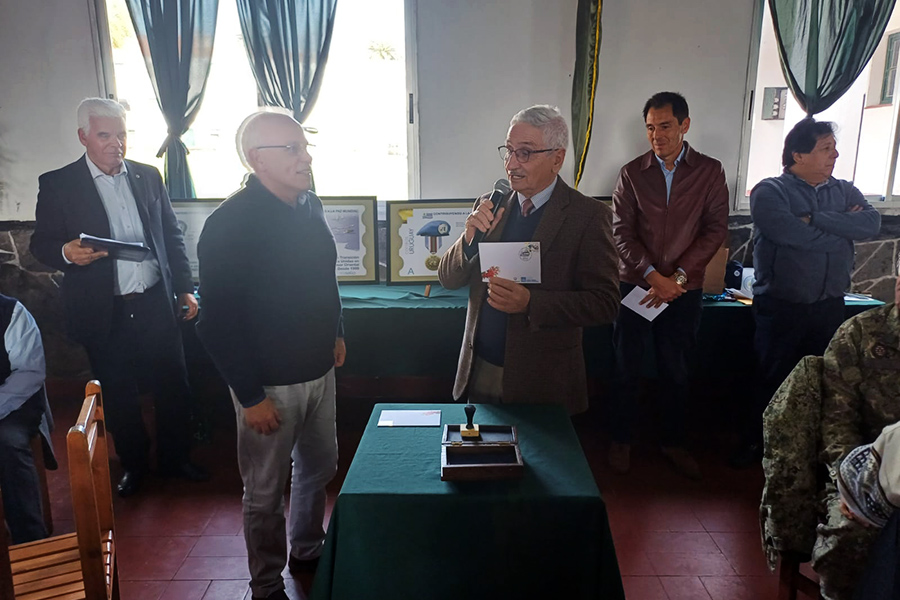 Autoridades participaron de la ceremonia de matasellado