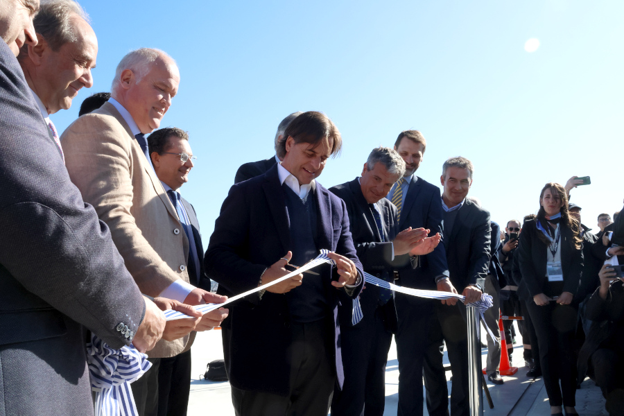 El Presidente de la República cortó la cinta inaugurando el puerto Capurro