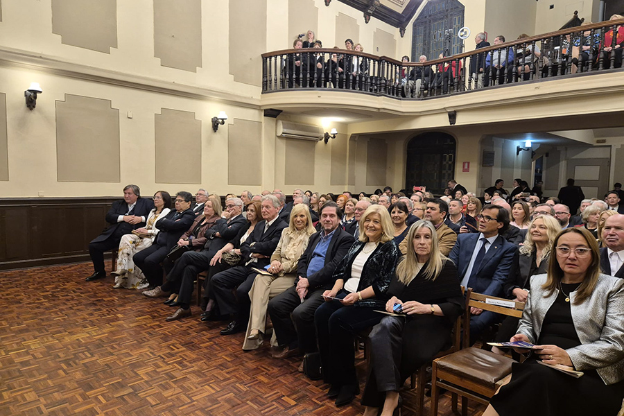 Público y autoridades asistentes al acto