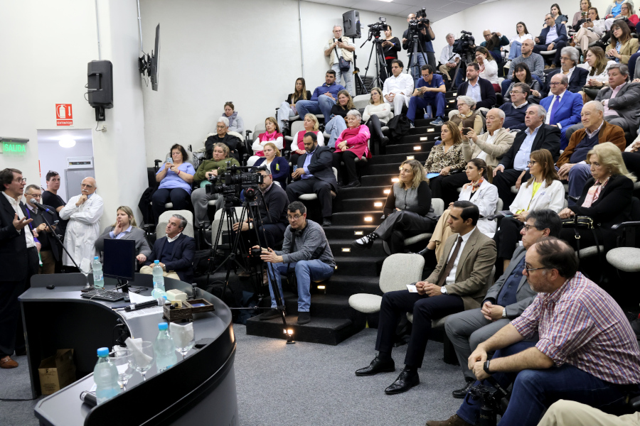 Público y autoridades que presenciaron la ceremonia de lanzamiento