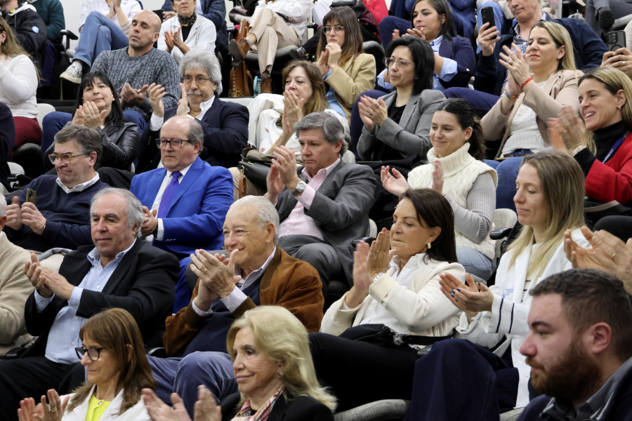 Público y autoridades que presenciaron la ceremonia de lanzamiento