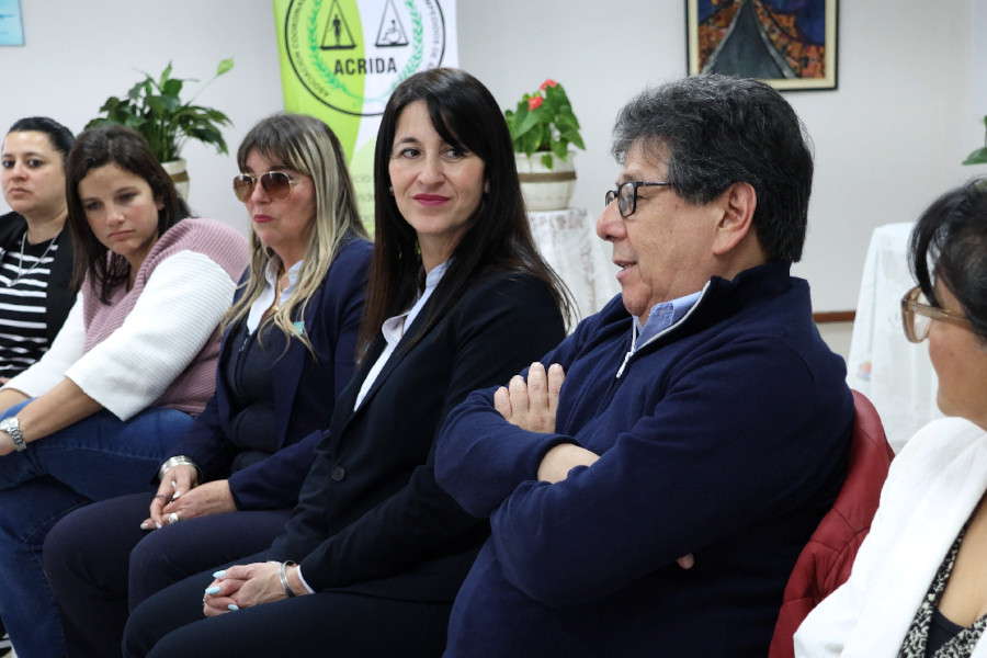 Director de Correo Uruguayo junto a integrantes de ACRIDA