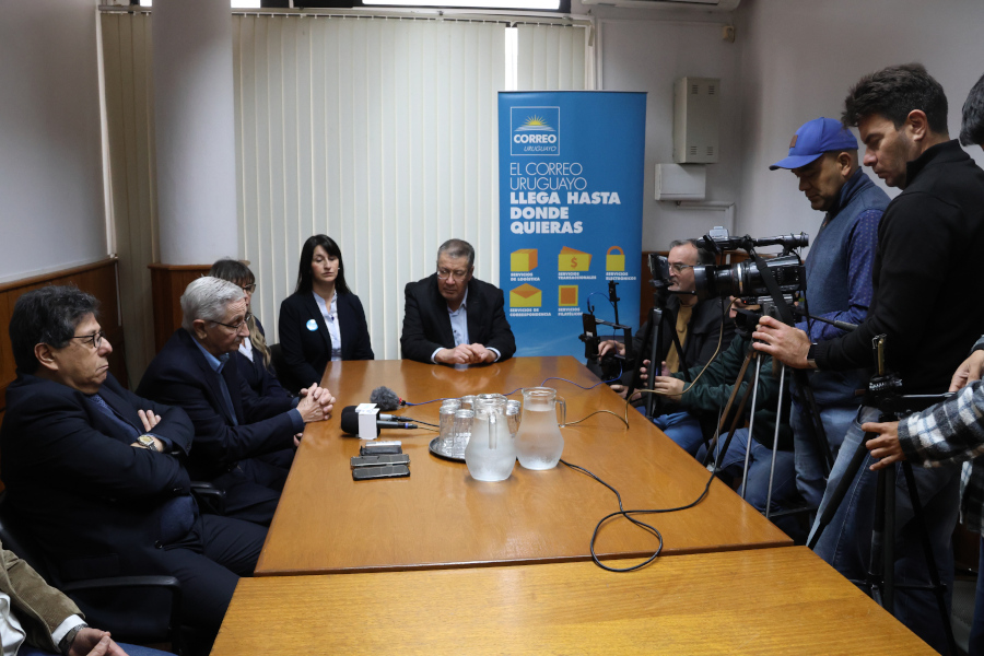 Participantes de la conferencia de prensa y medios de prensa