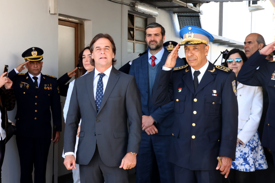 Presidente de la República junto a autoridades policiales