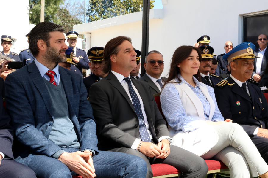 Presidente de la República junto a autoridades