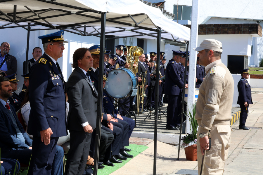 Presidente de la República junto a efectivos policiales