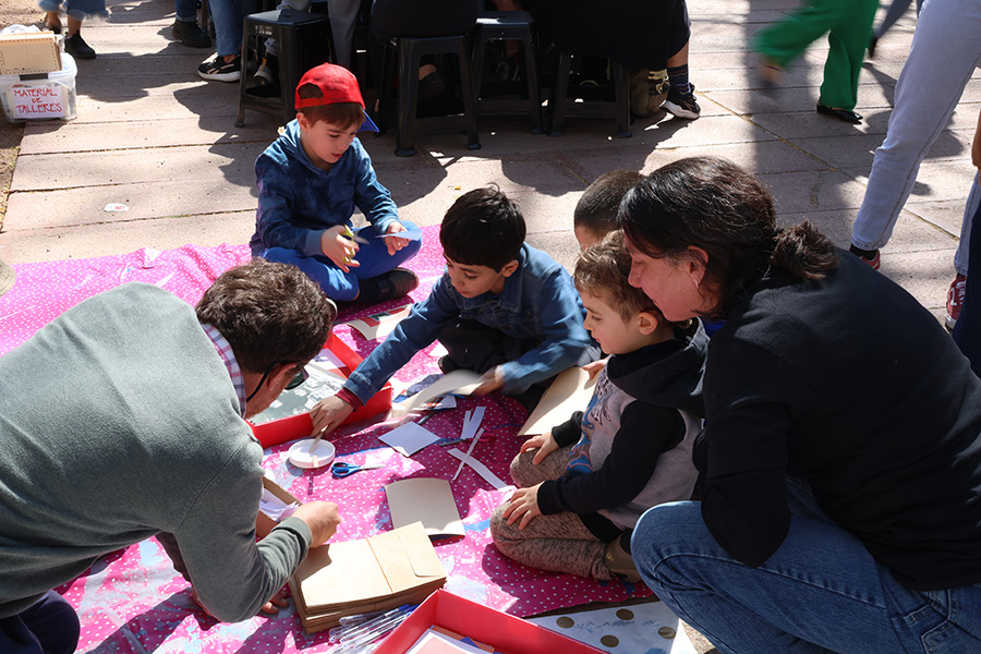 Niños y niñas realizaron sus postales ayudados por familiares y educadores de los tres museos