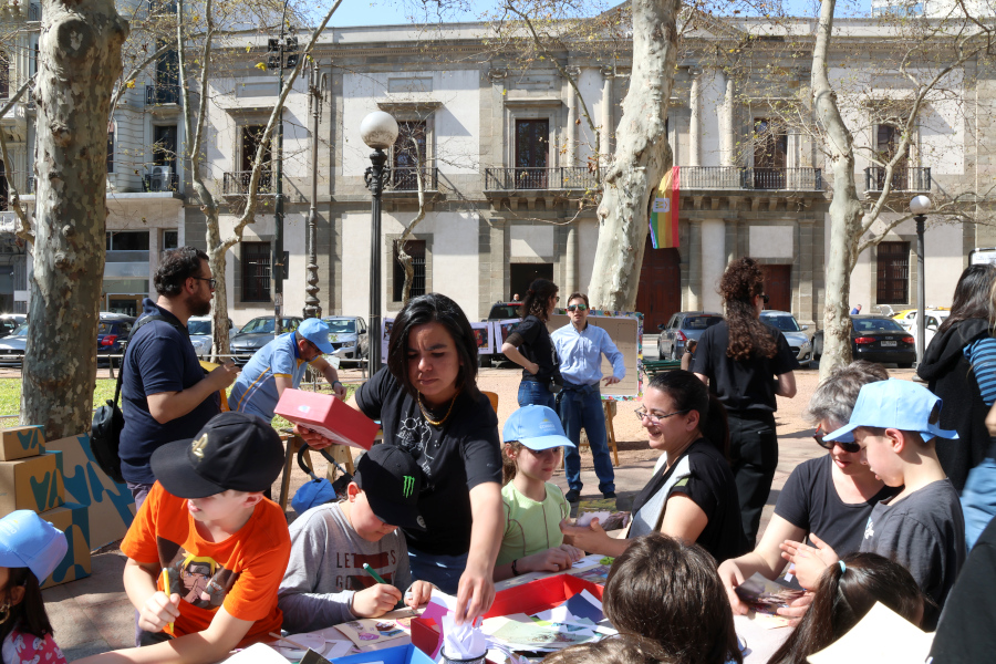 Integrantes de las áreas educativas de los museos explican a los participantes cómo realizar sus collages