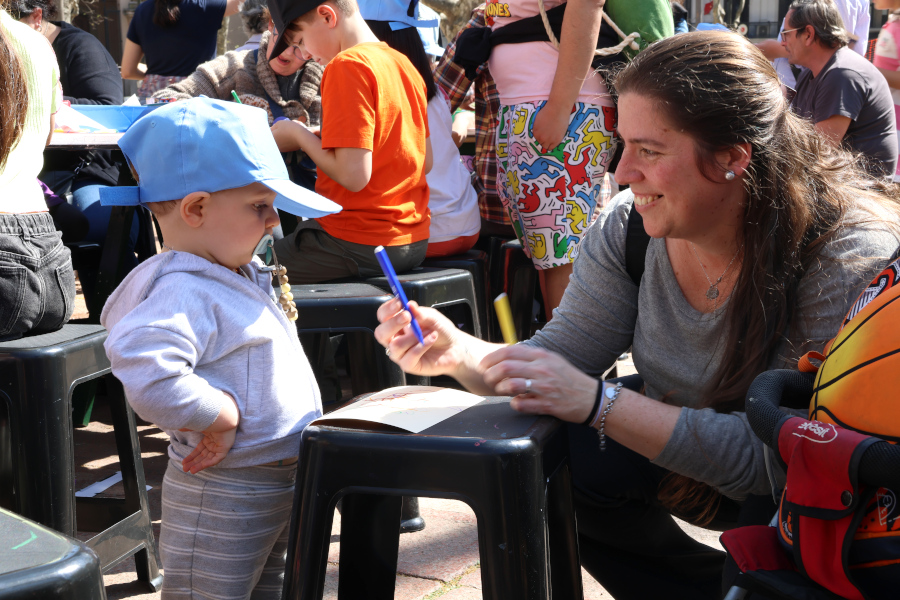 Un niño participó junto a su mamá