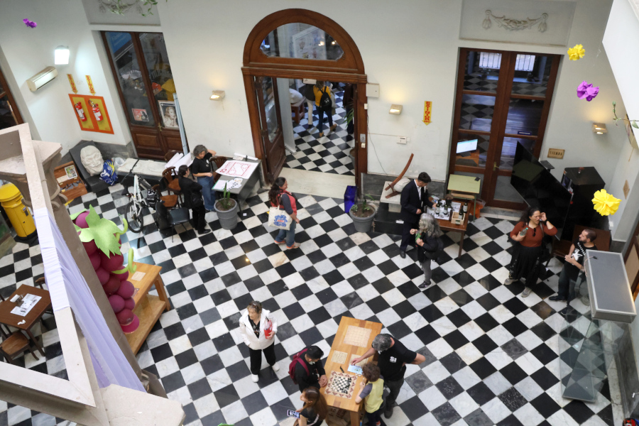 Público en el hall de la Escuela Figari