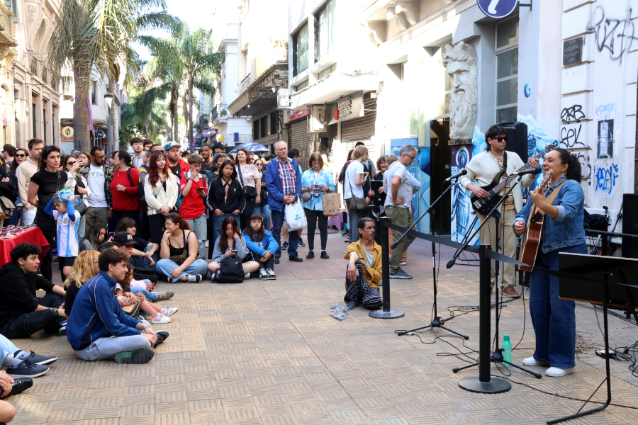 Actuación de los estudiantes de Bachillerato de Música en la peatonal Sarandí.