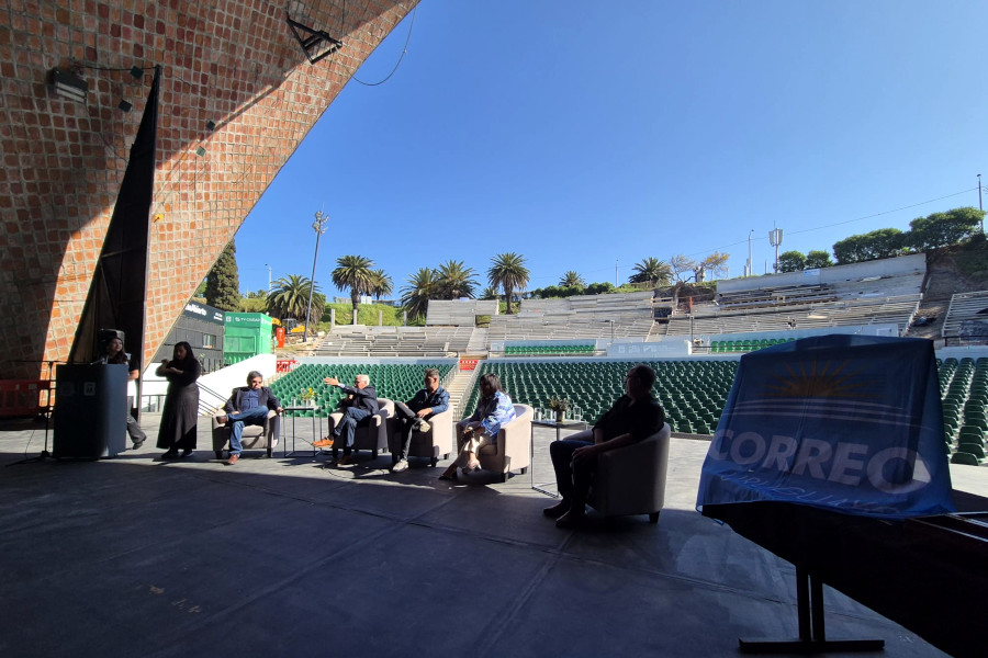 Autoridades en el escenario del Teatro de Verano