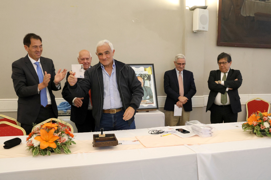 El exdirector de Correo Uruguayo Jorge Pozzi participó de la ceremonia de matasellado