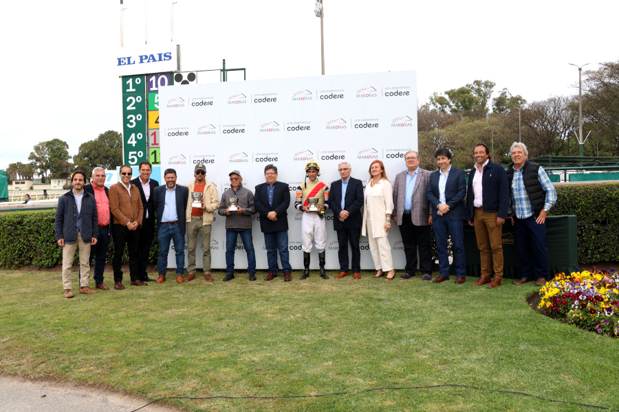 Miembros del Directorio entregaron premios al ganador de la carrera