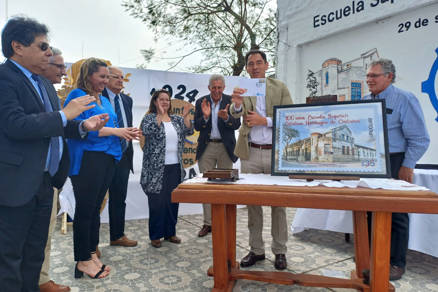 Autoridades participaron de la ceremonia de matasellado