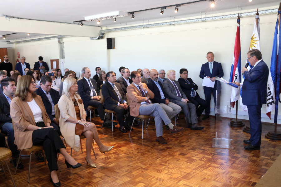 Autoridades y público presente en el acto