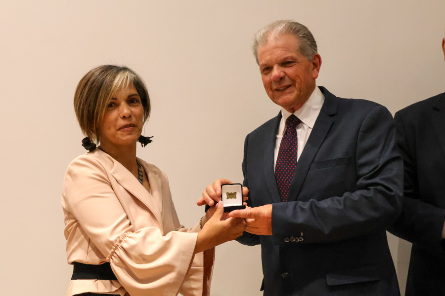 Funcionario recibe medalla de reconocimiento de las autoridades