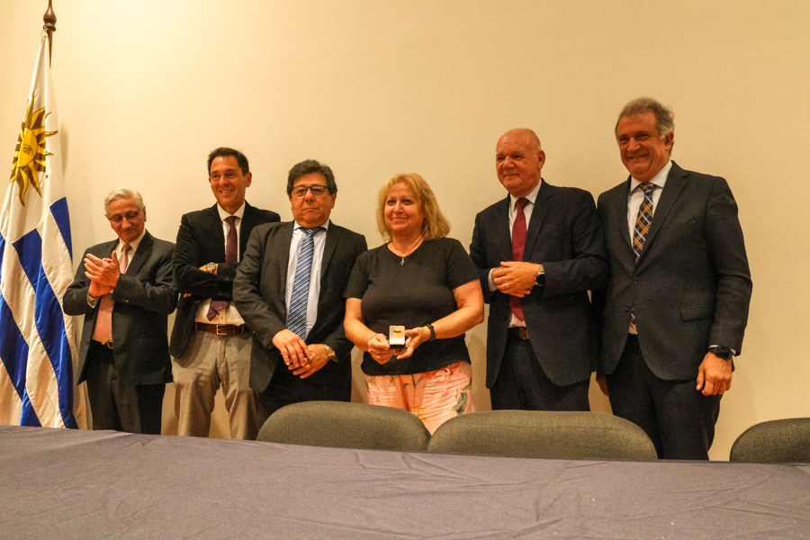 Funcionaria recibe medalla de reconocimiento de las autoridades