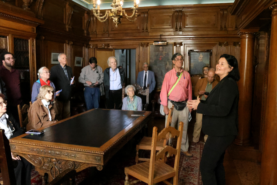 Asistentes al acto visitaron la Sala de Protocolo del Palacio del Correos