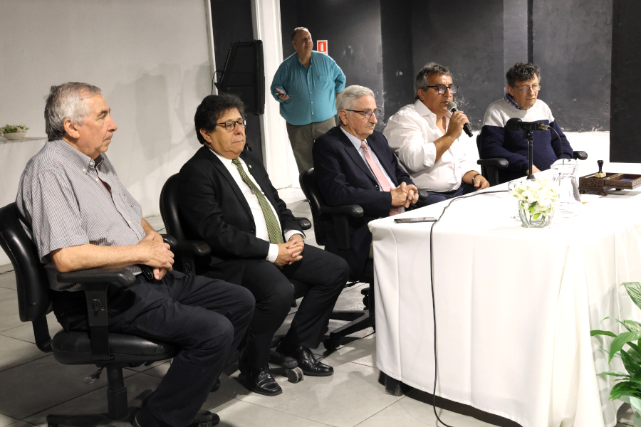 Mesa de autoridades presentes en el acto de lanzamiento